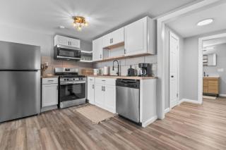 The Howder House Refined 1BR Sleeps 4 - 6