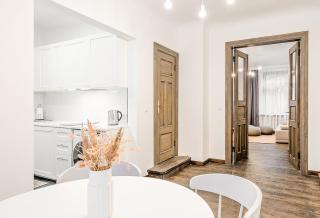 Modern Living in Historic House, Central Spacious Apartment - 0