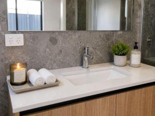 Brand new 3bd home in Sunnybank near Train Station - 3