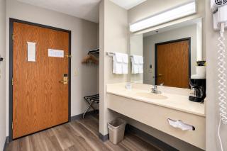 Days Inn by Wyndham Battlefield Rd/Hwy 65 - 4