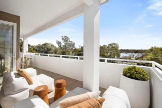 Boutique Top-Floor Riverfront Apartment with Lift - 0
