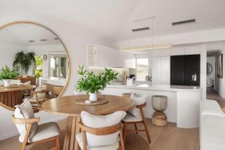 Boutique Top-Floor Riverfront Apartment with Lift - 2