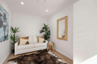 Boutique Top-Floor Riverfront Apartment with Lift - 4