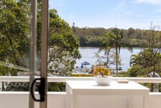 Boutique Top-Floor Riverfront Apartment with Lift - 9