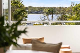 Boutique Top-Floor Riverfront Apartment with Lift - 8
