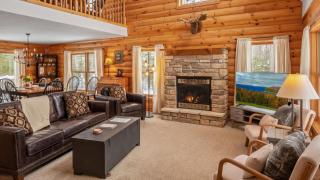 Sleepy Moose- Cozy Cabin in Sister Bay, Hot Tub, Fire Pit, Dogs! - 3