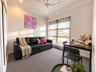 5mins to Grand Plaza I Direct Bus to CBD I max 4 guestsI - 8