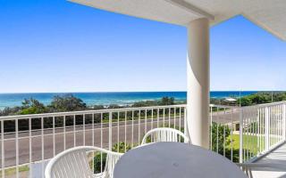 Pacific Waves Apartments - 0