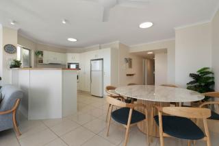 Pacific Waves Apartments - 8