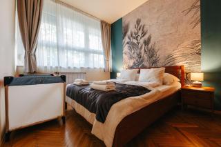 Be a Budapester3 - 7