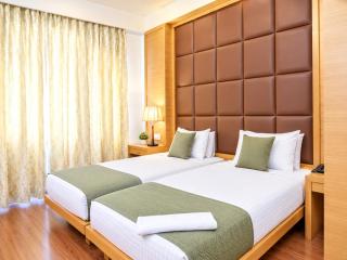 The Golden Crown Luxury Hotel - 2