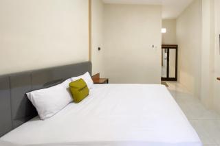 Urbanview Modern Guest House Jember - 8
