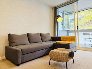 CBD 1BDR stay with Pool Spa and Free Parking - 0