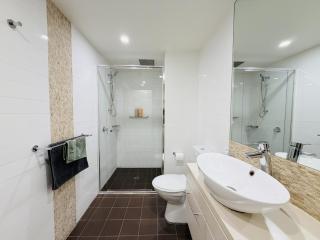 CBD 1BDR stay with Pool Spa and Free Parking - 3