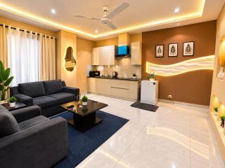 Luxury 1-Bedroom Apartment in Gulberg III with Pool - 7