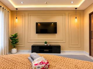 Luxury 1-Bedroom Apartment in Gulberg III with Pool - 1