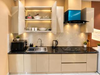 Luxury 1-Bedroom Apartment in Gulberg III with Pool - 2