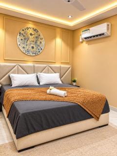 Luxury 1-Bedroom Apartment in Gulberg III with Pool - 5
