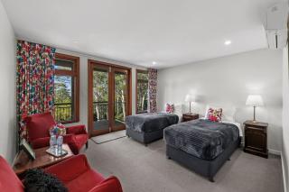 Woody Grove - Grand 7 Bedroom Mapleton Home! - 1