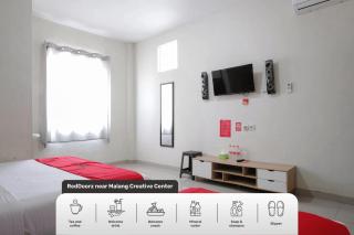 RedDoorz near Malang Creative Center - 0