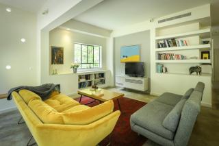 Spacious Green 3BR Apt w Balcony in City Center - 2