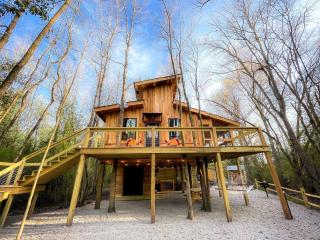 Enchanting Treehouse on Catfish Creek with Kayaks & Fire Pit, Florida - 2