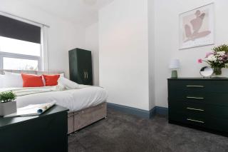 Spacious 4-Bed Home 2 Bath Parking Darlington - 3