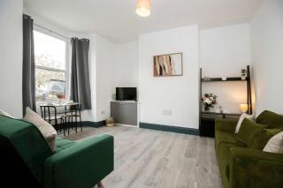 Spacious 4-Bed Home 2 Bath Parking Darlington - 4