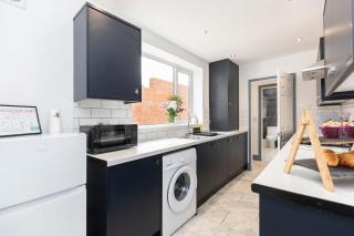 Spacious 4-Bed Home 2 Bath Parking Darlington - 0