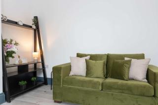 Spacious 4-Bed Home 2 Bath Parking Darlington - 2