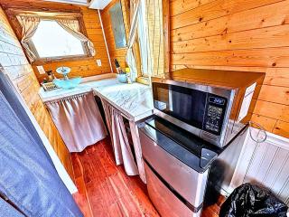 Cozy Pet-Friendly Lakefront Tiny Home with Kayaking & Scenic Views Near Eastland, Texas - 2