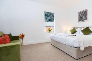 3-Bed Darlington Home Sleeps 8 Parking - 3