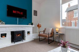 3-Bed Darlington Home Sleeps 8 Parking - 1