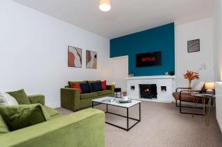 3-Bed Darlington Home Sleeps 8 Parking - 2