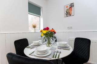3-Bed Darlington Home Sleeps 8 Parking - 4