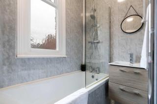 3-Bed Darlington Home Sleeps 8 Parking - 5