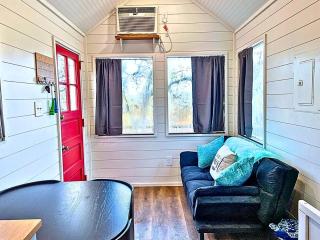 Pet-Friendly Lakefront Tiny Home with Fishing & Kayaking Near Eastland, Texas - 9