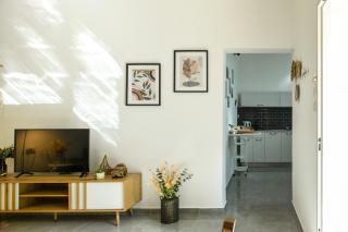 Charming Home in the Heart of Haifa by Sea N Rent - 4