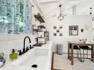 Boutique-Style Chalet with Whirlpool Tub and Mountain Views in Eureka Springs, Arkansas - 7