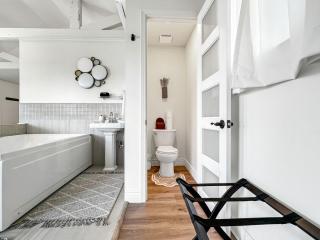 Boutique-Style Chalet with Whirlpool Tub and Mountain Views in Eureka Springs, Arkansas - 6