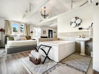 Boutique-Style Chalet with Whirlpool Tub and Mountain Views in Eureka Springs, Arkansas - 4