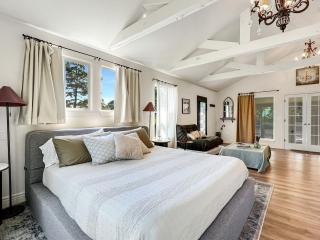 Boutique-Style Chalet with Whirlpool Tub and Mountain Views in Eureka Springs, Arkansas - 3