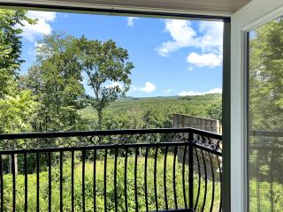 Boutique-Style Chalet with Whirlpool Tub and Mountain Views in Eureka Springs, Arkansas - 1