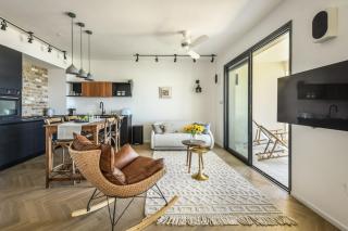 Serene Studio Apt w Balcony Overlooking the Sea - 5