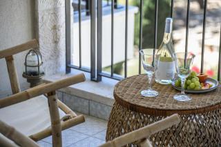Serene Studio Apt w Balcony Overlooking the Sea - 1