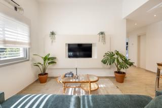 Stylish 3BR Apt w Balcony 5 min Walk from Beach - 6