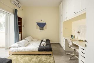 Eclectic Dreams Rabin Square Apt - 8