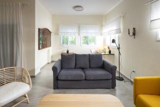 Eclectic Dreams Rabin Square Apt - 4