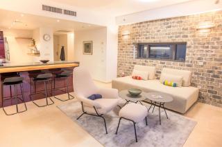 Relaxing 2 BR Apt with Parking - 4