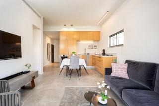 Stylish Apartment with Cozy Vibes - 5
